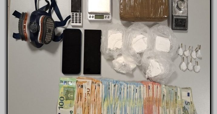 Λάρισα: Στα χέρια της ΕΛΑΣ διακινητής κοκαΐνης με σχεδόν 2 κιλά – Συνεργάτης του κατάπιε ναρκωτικά και αντιστάθηκε στους αστυνομικούς – ΦΩΤΟ