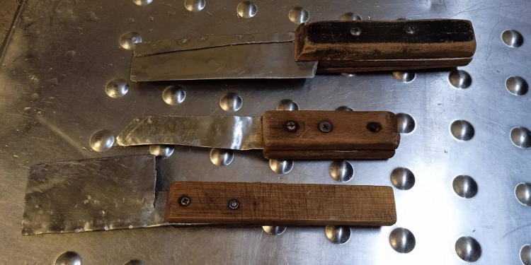 «ΝΤΟΥ» στις φυλακές Τρικάλων – Μαχαίρια, ναρκωτικά και κινητά βρέθηκαν σε κελιά – ΦΩΤΟ