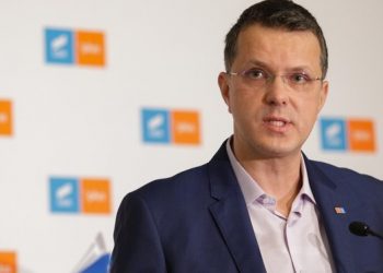 Ρουμανία: Παραιτήθηκε ο υπουργός Άμυνας – Παραδέχθηκε ότι είχε πει ψέματα για το βιογραφικό του – BINTEO