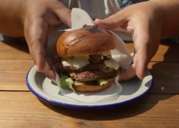 Κορωπί: Πέθανε ο 22χρονος που κατάπιε αμάσητο ολόκληρο μπέργκερ – ΒΙΝΤΕΟ