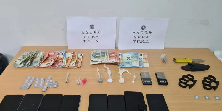 Θεσσαλονίκη: Συνελήφθησαν 4 άτομα που ενέχονται σε διακίνηση ναρκωτικών – ΦΩΤΟ