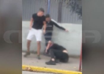 ΒΙΝΤΕΟ ΝΤΟΚΟΥΜΕΝΤΟ: Εικόνες σοκ από άγριο επεισόδιο ανάμεσα σε ανήλικους έξω από σχολείο στο Νέο Ηράκλειο