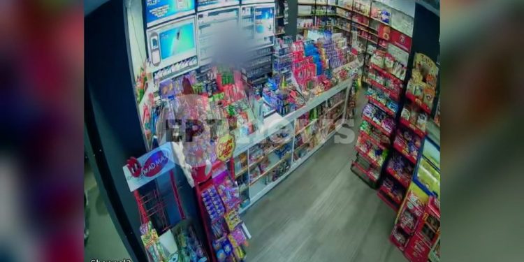 ΒΙΝΤΕΟ ΝΤΟΚΟΥΜΕΝΤΟ: Καρέ καρέ η δράση ληστή που σημαδεύει με όπλο την υπάλληλο περιπτέρου στο Ίλιον