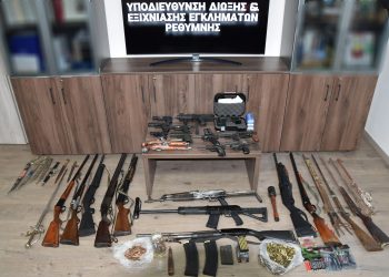 Ρέθυμνο: Η ΕΛΑΣ εντόπισε μίνι-οπλοστάσιο με πολεμικά όπλα, ξίφη, ξιφολόγχες και φυσίγγια – 5 συλλήψεις – ΦΩΤΟ