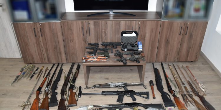 Ρέθυμνο: Η ΕΛΑΣ εντόπισε μίνι-οπλοστάσιο με πολεμικά όπλα, ξίφη, ξιφολόγχες και φυσίγγια – 5 συλλήψεις – ΦΩΤΟ