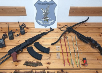 Θεσσαλονίκη: Πατέρας και γιος συνελήφθησαν με καλάσνικοφ και βαλλίστρα – ΦΩΤΟ