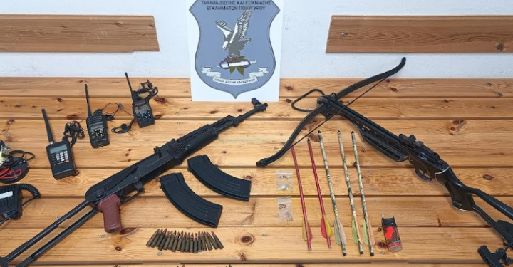 Θεσσαλονίκη: Πατέρας και γιος συνελήφθησαν με καλάσνικοφ και βαλλίστρα – ΦΩΤΟ