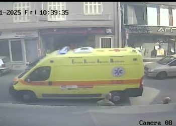 ΒΙΝΤΕΟ ΝΤΟΚΟΥΜΕΝΤΟ: Η στιγμή που το ΕΚΑΒ φθάνει στο σχολείο του Πειραιά που πνίγηκε η 13χρονη