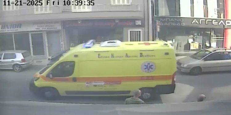 ΒΙΝΤΕΟ ΝΤΟΚΟΥΜΕΝΤΟ: Η στιγμή που το ΕΚΑΒ φθάνει στο σχολείο του Πειραιά που πνίγηκε η 13χρονη