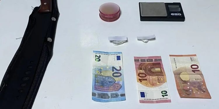 Πέλλα: Χειροπέδες σε άνδρα που πούλαγε ναρκωτικά και είχε… ματσέτα – ΦΩΤΟ