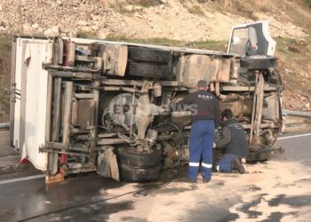 Πέραμα: Ανατράπηκε φορτηγό – Σκοτώθηκε η 54χρονη μητέρα του οδηγού – ΦΩΤΟ