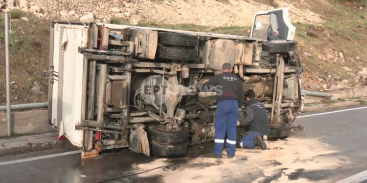 Πέραμα: Ανατράπηκε φορτηγό – Σκοτώθηκε η 54χρονη μητέρα του οδηγού – ΦΩΤΟ