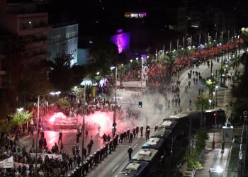 Χιλιάδες κόσμου στην πορεία για την 52η επέτειο του Πολυτεχνείου