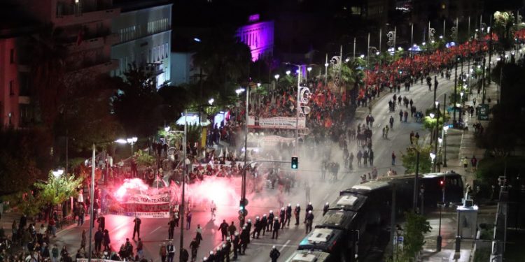 Χιλιάδες κόσμου στην πορεία για την 52η επέτειο του Πολυτεχνείου