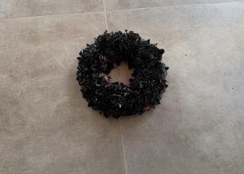 «Γάζωσαν» το σπίτι ιδιοκτήτη beach Bar στη Ρόδο – Άφησαν μαύρο στεφάνι έξω από την πόρτα – ΒΙΝΤΕΟ – ΦΩΤΟ 