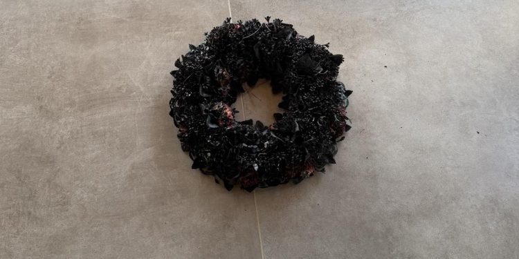 «Γάζωσαν» το σπίτι ιδιοκτήτη beach Bar στη Ρόδο – Άφησαν μαύρο στεφάνι έξω από την πόρτα – ΒΙΝΤΕΟ – ΦΩΤΟ 