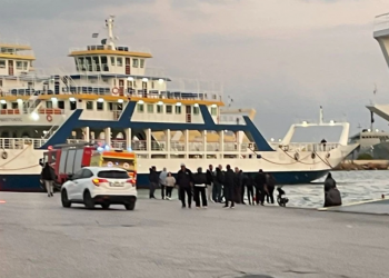 Στη θάλασσα κατέληξε αυτοκίνητο από την προβλήτα στη Σαλαμίνα – Νεκρός ο οδηγός