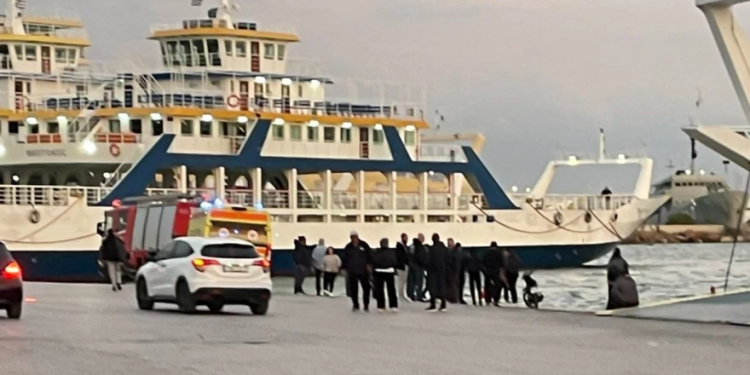 Στη θάλασσα κατέληξε αυτοκίνητο από την προβλήτα στη Σαλαμίνα – Νεκρός ο οδηγός