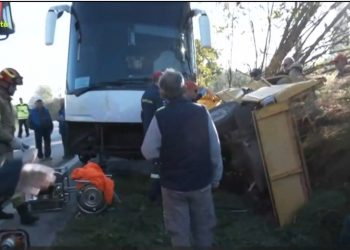 Δύο τραυματίες από σύγκρουση λεωφορείου με αγροτικό στη Λιβαδειά – ΒΙΝΤΕΟ – ΦΩΤΟ