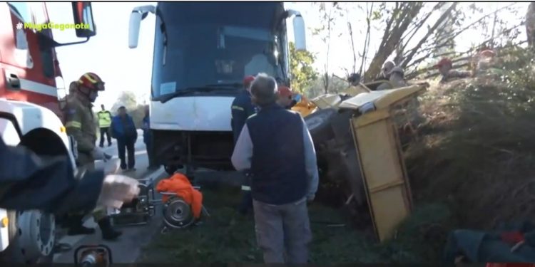 Δύο τραυματίες από σύγκρουση λεωφορείου με αγροτικό στη Λιβαδειά – ΒΙΝΤΕΟ – ΦΩΤΟ