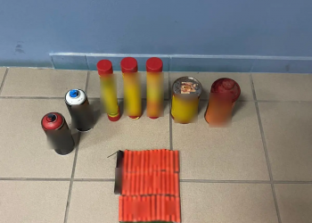 Βεγγαλικά, κοντάρια και καπνογόνα σε λέσχες φιλάθλων και γραφείο κόμματος στη Χίο – ΦΩΤΟ