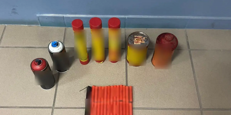 Βεγγαλικά, κοντάρια και καπνογόνα σε λέσχες φιλάθλων και γραφείο κόμματος στη Χίο – ΦΩΤΟ