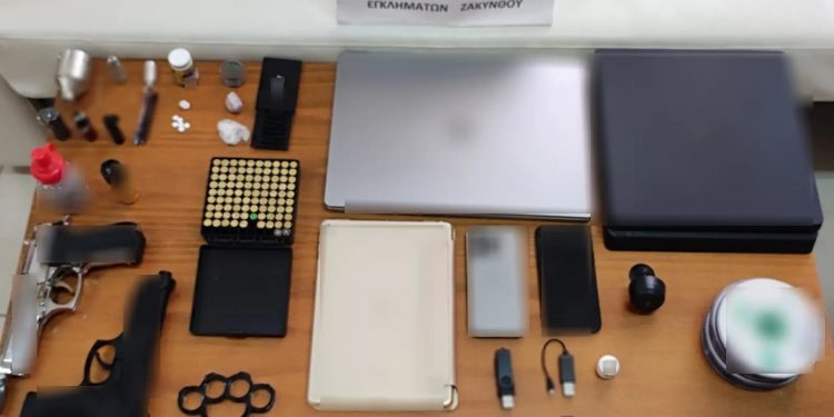 Ζάκυνθος: Συνελήφθη 33χρονος με 2 όπλα, 89 αβολίδωτα φυσίγγια, 1800 μεταλλικά σφαιρίδια και σιδερογροθιά – ΦΩΤΟ
