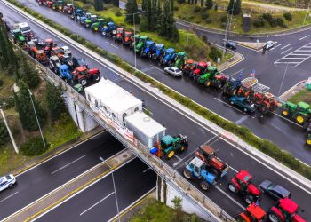 Τα παρατεταγμένα τρακτέρ, οι ανοιχτοί δρόμοι και η διέλευση μετ΄εμποδίων για τους εκδρομείς στη Ριτσώνα
