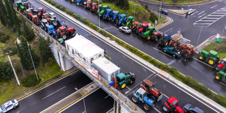Τα παρατεταγμένα τρακτέρ, οι ανοιχτοί δρόμοι και η διέλευση μετ΄εμποδίων για τους εκδρομείς στη Ριτσώνα