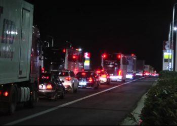 Τα παρατεταγμένα τρακτέρ, οι ανοιχτοί δρόμοι και η διέλευση μετ΄εμποδίων για τους εκδρομείς στη Ριτσώνα