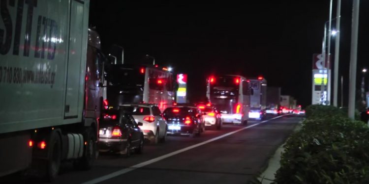 Τα παρατεταγμένα τρακτέρ, οι ανοιχτοί δρόμοι και η διέλευση μετ΄εμποδίων για τους εκδρομείς στη Ριτσώνα