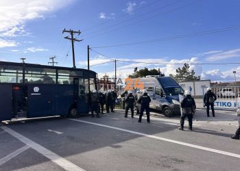 Ένταση στο αεροδρόμιο Ηρακλείου: Αστυνομικοί έριξαν χημικά και κρότου λάμψης σε αγρότες – BINTEO – ΦΩΤΟ