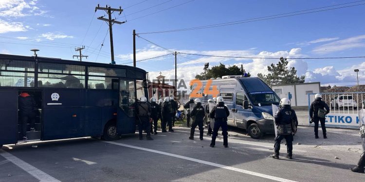 Ένταση στο αεροδρόμιο Ηρακλείου: Αστυνομικοί έριξαν χημικά και κρότου λάμψης σε αγρότες – BINTEO – ΦΩΤΟ