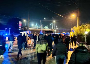 Επεισόδιο με οδηγό ΙΧ στο μπλόκο των αγροτών στην κάτω Αχαΐα – Παραλίγο να πατήσει πεζούς και μία αστυνομικό – ΦΩΤΟ