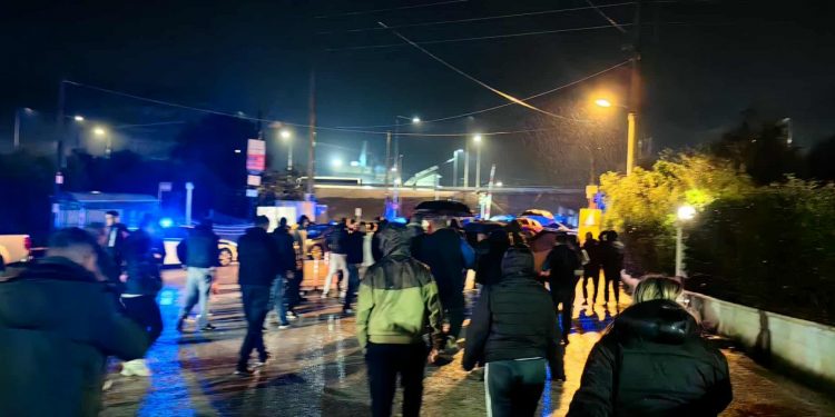 Επεισόδιο με οδηγό ΙΧ στο μπλόκο των αγροτών στην κάτω Αχαΐα – Παραλίγο να πατήσει πεζούς και μία αστυνομικό – ΦΩΤΟ