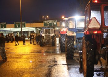 Αμετακίνητοι οι αγρότες: Ένταση με τα ΜΑΤ προς τον Προμαχώνα – Λεωφορείο της αστυνομίας «έσπρωχνε» τα τρακτέρ – ΒΙΝΤΕΟ – ΦΩΤΟ