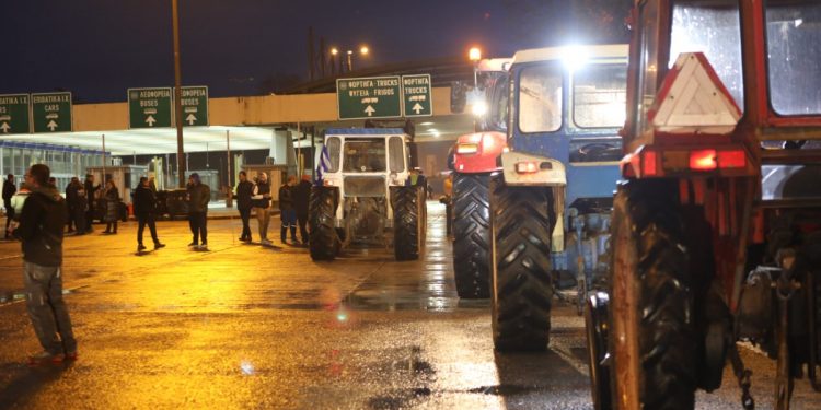Αμετακίνητοι οι αγρότες: Ένταση με τα ΜΑΤ προς τον Προμαχώνα – Λεωφορείο της αστυνομίας «έσπρωχνε» τα τρακτέρ – ΒΙΝΤΕΟ – ΦΩΤΟ