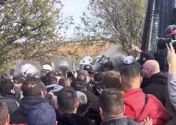 Τα μπλόκα της οργής: Αντιδράσεις για τις συλλήψεις 3 αγροτών – Κλειστή η Ε.Ο. Αθηνών-Θεσσαλονίκης στη Νίκαια – ΒΙΝΤΕΟ – ΦΩΤΟ