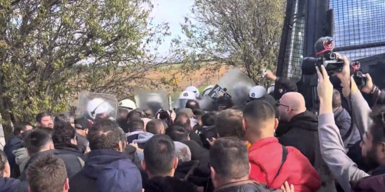 Τα μπλόκα της οργής: Αντιδράσεις για τις συλλήψεις 3 αγροτών – Κλειστή η Ε.Ο. Αθηνών-Θεσσαλονίκης στη Νίκαια – ΒΙΝΤΕΟ – ΦΩΤΟ
