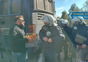 Πάτρα: Κλούβες της ΕΛΑΣ έκλεισαν τη Νέα Εθνική στο ύψος του Ρίου – Αγρότες μοίρασαν πορτοκάλια στους αστυνομικούς – ΦΩΤΟ