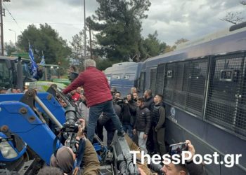 Τα ΜΑΤ σταμάτησαν τους αγρότες πριν στήσουν μπλόκο στο αεροδρόμιο «Μακεδονία» – Μπλόκο της ΕΛΑΣ σε ασθενοφόρο- ΒΙΝΤΕΟ