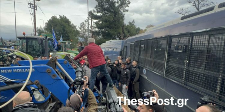 Τα ΜΑΤ σταμάτησαν τους αγρότες πριν στήσουν μπλόκο στο αεροδρόμιο «Μακεδονία» – Μπλόκο της ΕΛΑΣ σε ασθενοφόρο- ΒΙΝΤΕΟ