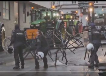 Πεδίο μάχης οι Βρυξέλλες: Οι Ευρωπαίοι αγρότες συγκρούστηκαν με τις αστυνομικές δυνάμεις μπροστά στο Ευρωπαϊκό Κοινοβούλιο – ΒΙΝΤΕΟ – ΦΩΤΟ