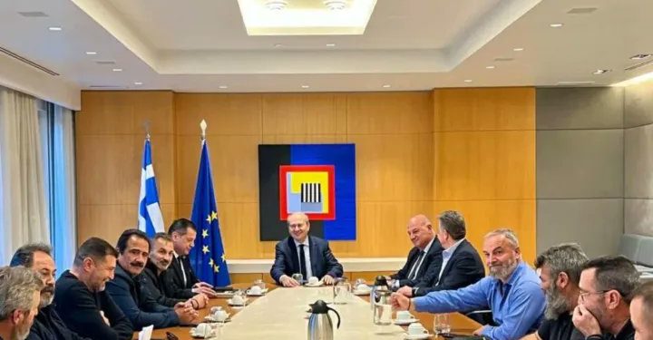 Χωρίς «λευκό καπνό» ολοκληρώθηκε η συνάντηση Χατζηδάκη – Τσιάρα με αγροτοκτηνοτρόφους της Κρήτης