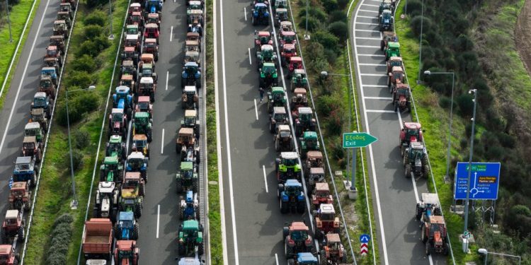 Βουλευτής ΝΔ για τα αγροτικά μπλόκα: Να επέμβει η αστυνομία ακόμα και με βία – ΒΙΝΤΕΟ