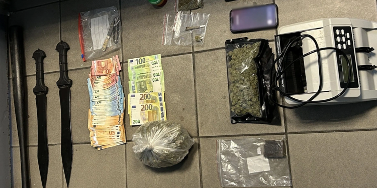 Αμπελόκηποι: Δύο συλλήψεις για ναρκωτικά – Πέταξαν από το μπαλκόνι σακίδιο με κάνναβη – ΦΩΤΟ