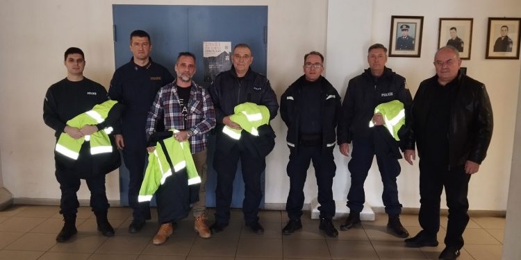 Ο εορταστικός μποναμάς στους αστυνομικούς του Τμήματος Τεμπών – ΦΩΤΟ