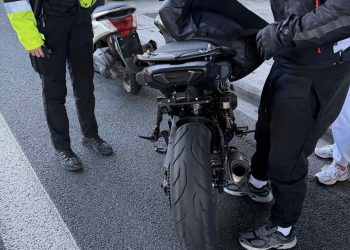 Με ποιες κατηγορίες παραπέμπεται ο οδηγός της μοτοσικλέτας που παρέσυρε όχι έναν αλλά δύο αστυνομικούς στην Αττική οδό – ΒΙΝΤΕΟ ΝΤΟΚΟΥΜΕΝΤΟ – ΦΩΤΟ