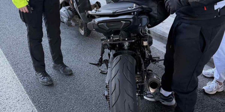 Με ποιες κατηγορίες παραπέμπεται ο οδηγός της μοτοσικλέτας που παρέσυρε όχι έναν αλλά δύο αστυνομικούς στην Αττική οδό – ΒΙΝΤΕΟ ΝΤΟΚΟΥΜΕΝΤΟ – ΦΩΤΟ