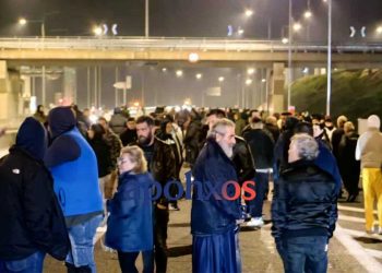 Επεισόδιο με οδηγό ΙΧ στο μπλόκο των αγροτών στην κάτω Αχαΐα – Παραλίγο να πατήσει πεζούς και μία αστυνομικό – ΦΩΤΟ